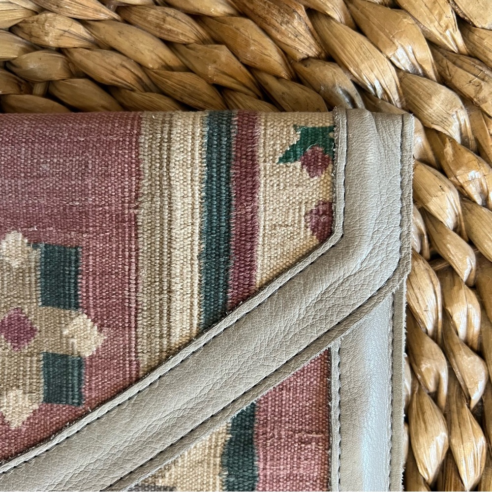 Tylie Malibu Clutch - Picture 6 of 15